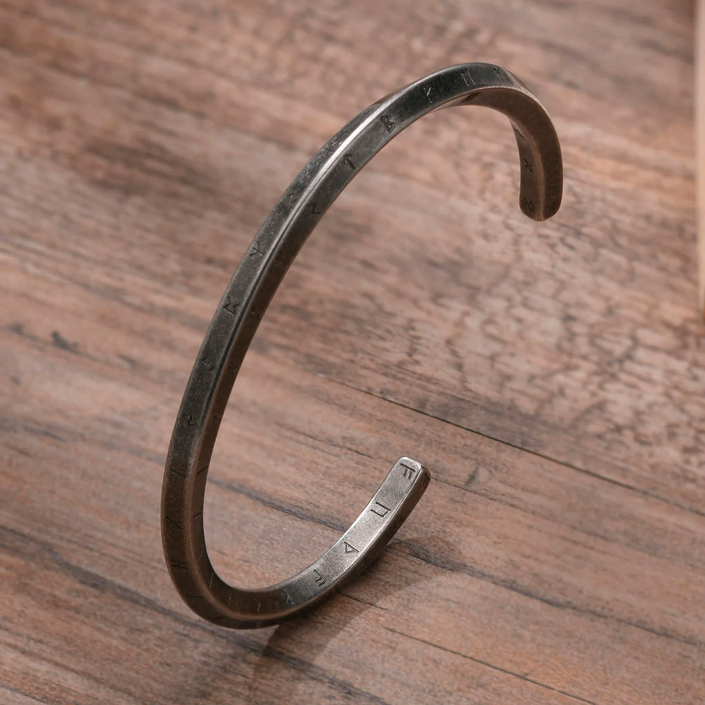PENDRA Elivex Twisted Cuff Bracelet