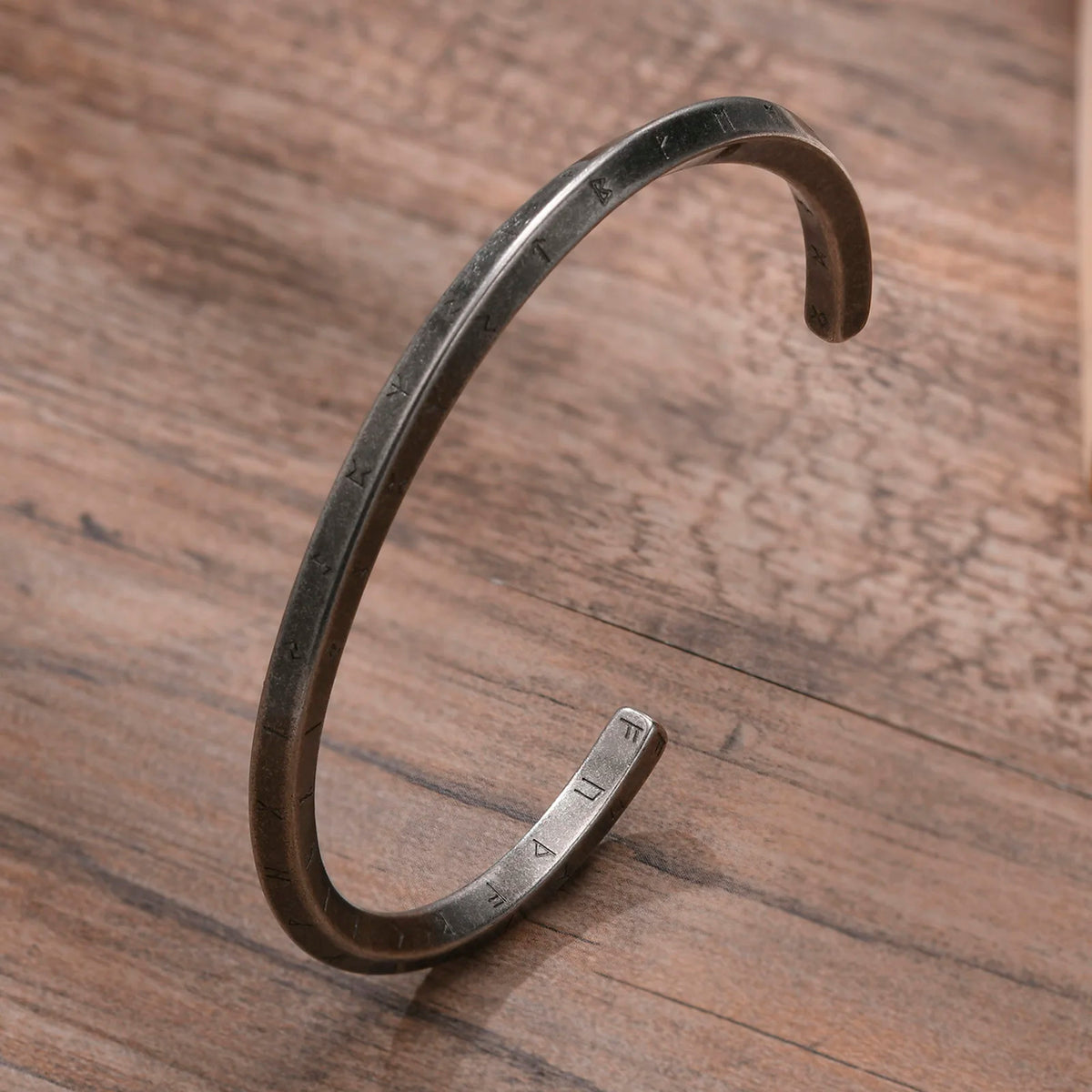PENDRA Elivex Twisted Cuff Bracelet