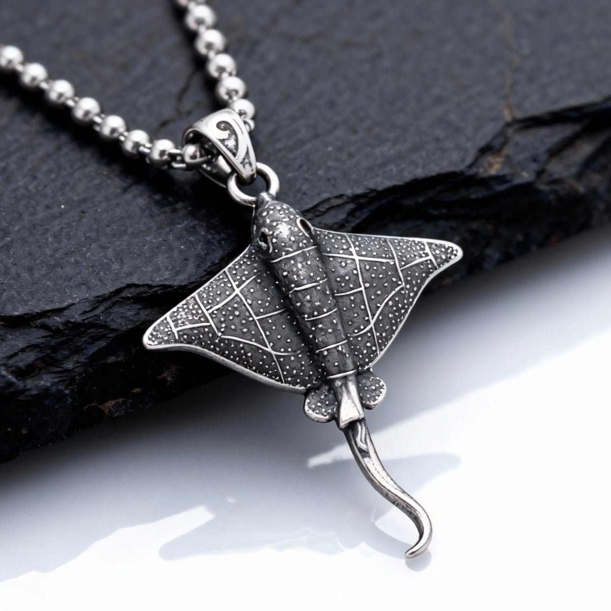 Men's Stainless Steel Devil Fish Necklace,Punk Vintage 3D Devil Fish Pendant Necklace,Shark Enthusiast Gift