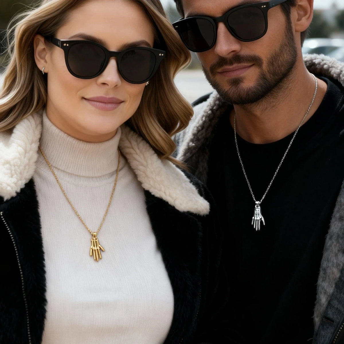 2pcs/set Hand in Hand Couple Necklace for Men Women,Magnetic Couples Metal Pendant Necklaace with Gift Cards,Valentine's Day