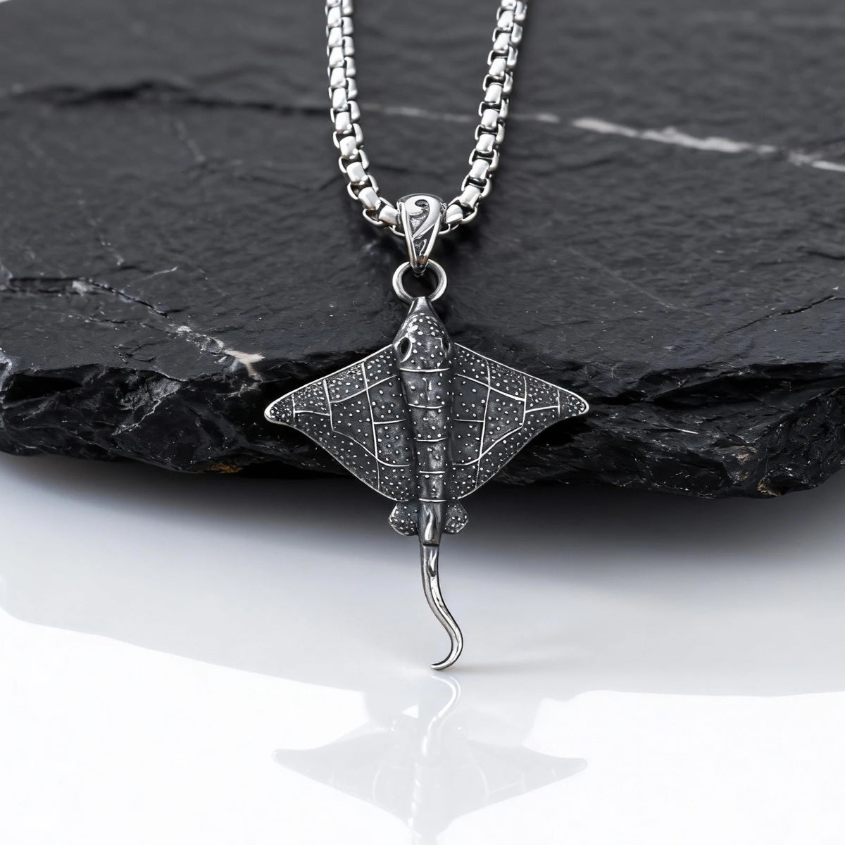 Men's Stainless Steel Devil Fish Necklace,Punk Vintage 3D Devil Fish Pendant Necklace,Shark Enthusiast Gift