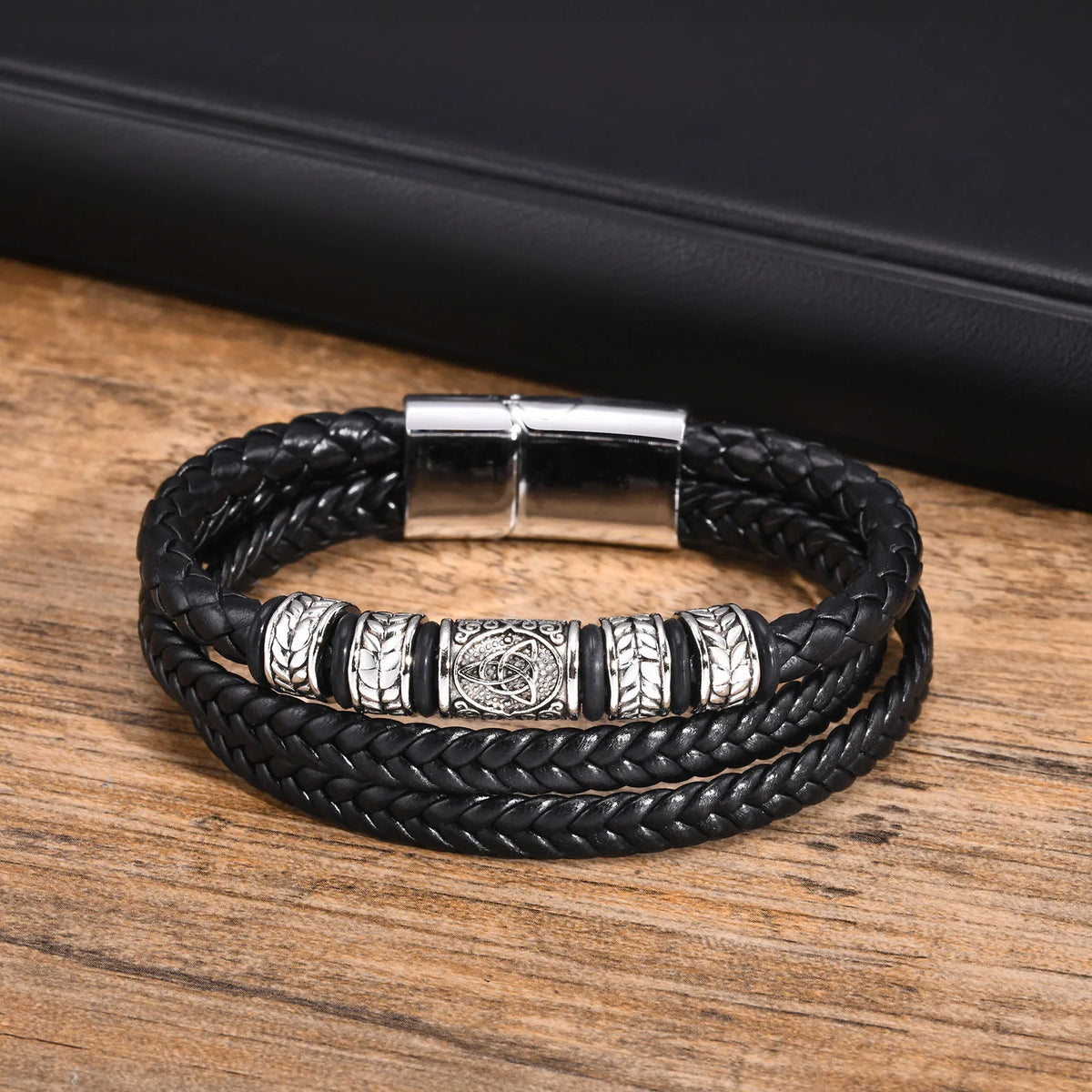 PENDRA Belrith Celtic Knot Bracelet