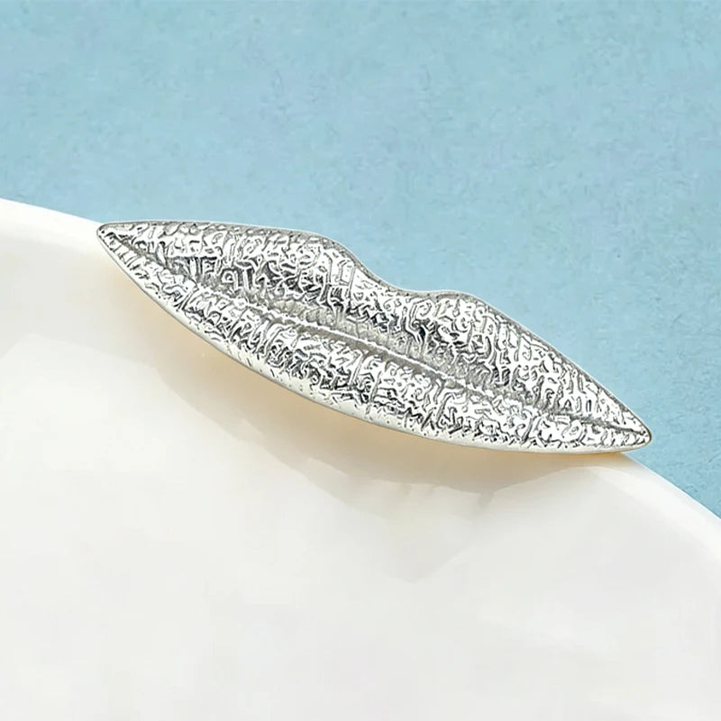 PENDRA Alloy Sexy Lip Brooch