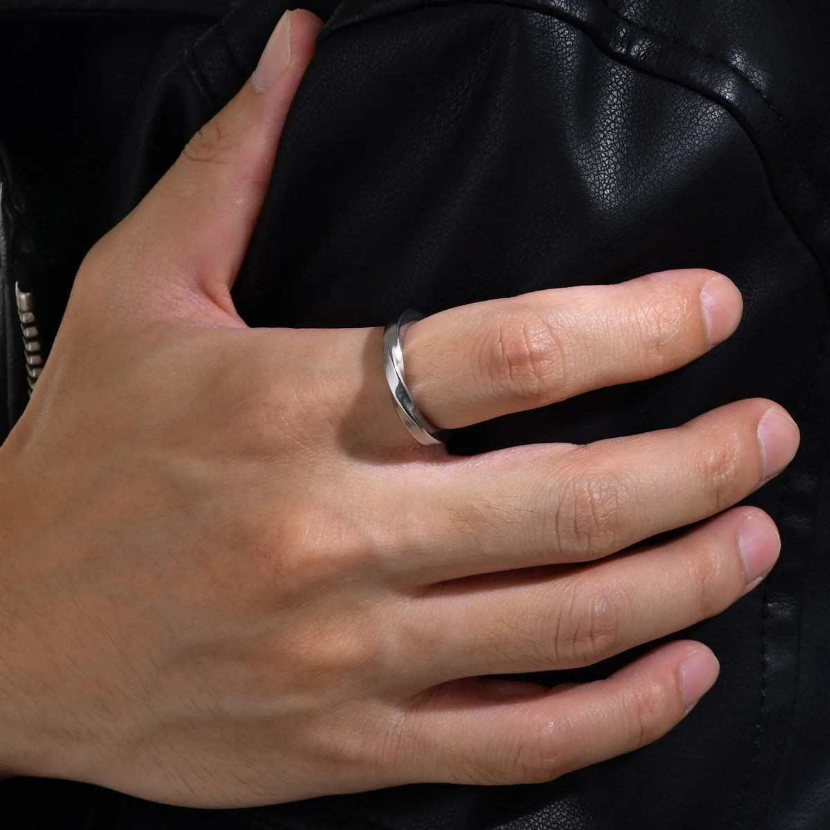 PENDRA Lunrith Twisted Cuff Ring