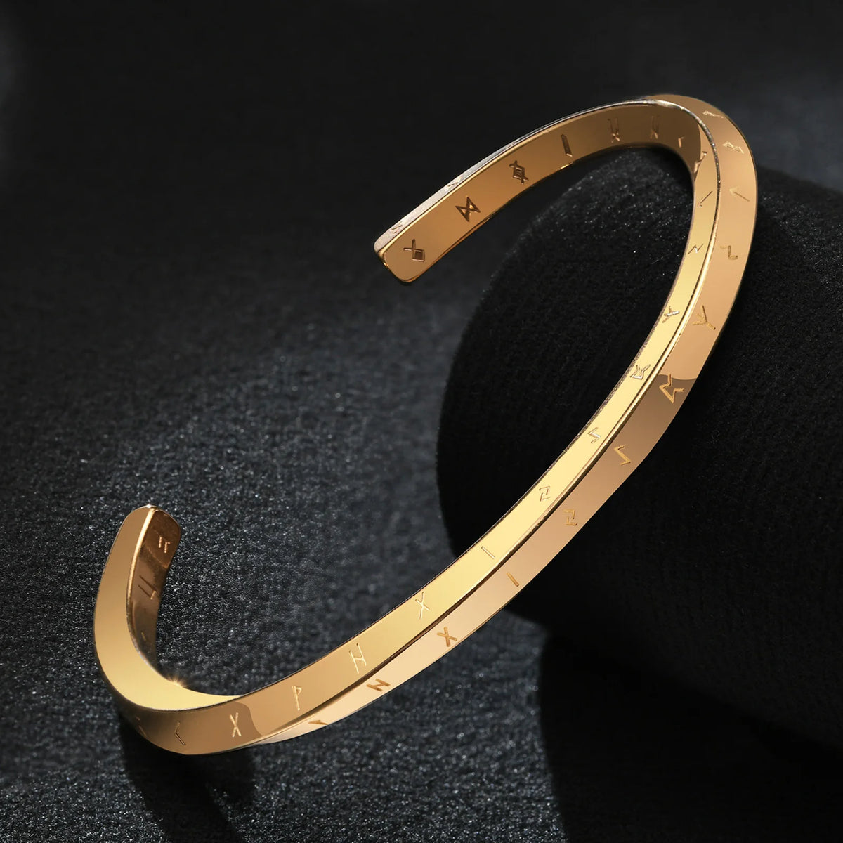PENDRA Elivex Twisted Cuff Bracelet