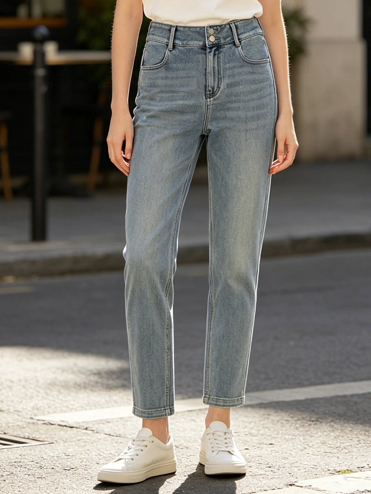 Women's casual slim fit jeans, made of medium stretch fabric with button and zipper pockets, suitable for spring and summer wear