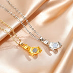 2pcs/set Hand in Hand Couple Necklace for Men Women,Magnetic Couples Metal Pendant Necklaace with Gift Cards,Valentine's Day