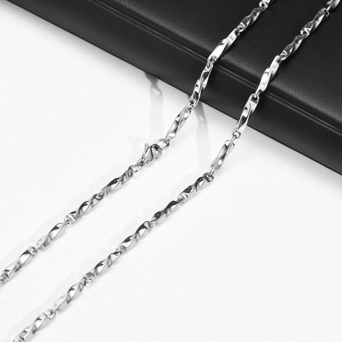 PENDRA Mobius Twisted Chain Necklace