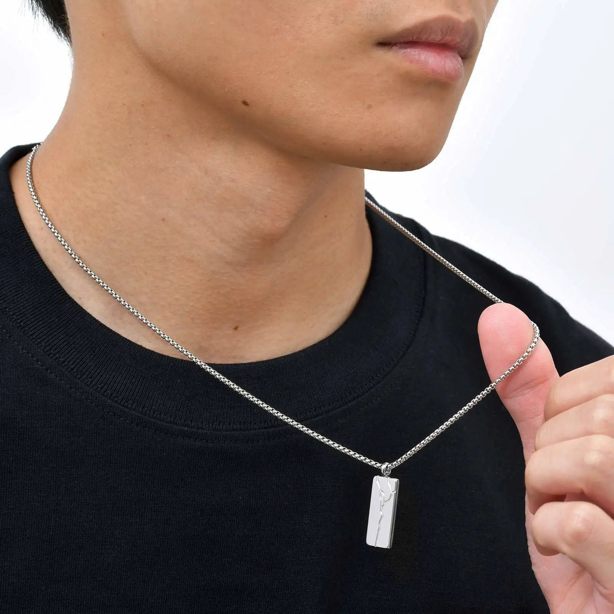 PENDRA Square Crack Pendant Necklace