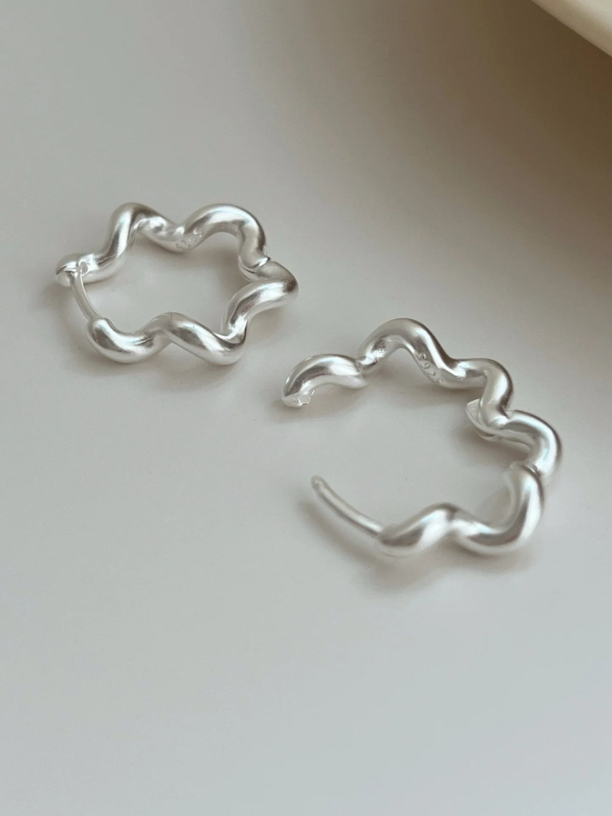 VENTFILLE 925 Sterling Silve Flower Hoop Earring for Women Line Hollow Out Minimalist Office Versatile Jewelry Gift Dropshipping