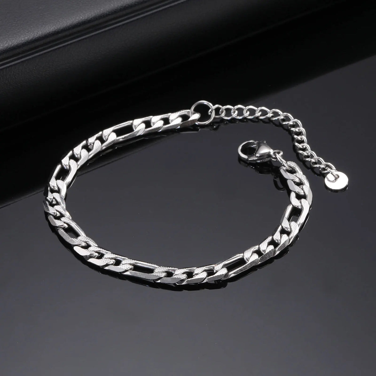 PENDRA Textured Figaro Bracelet