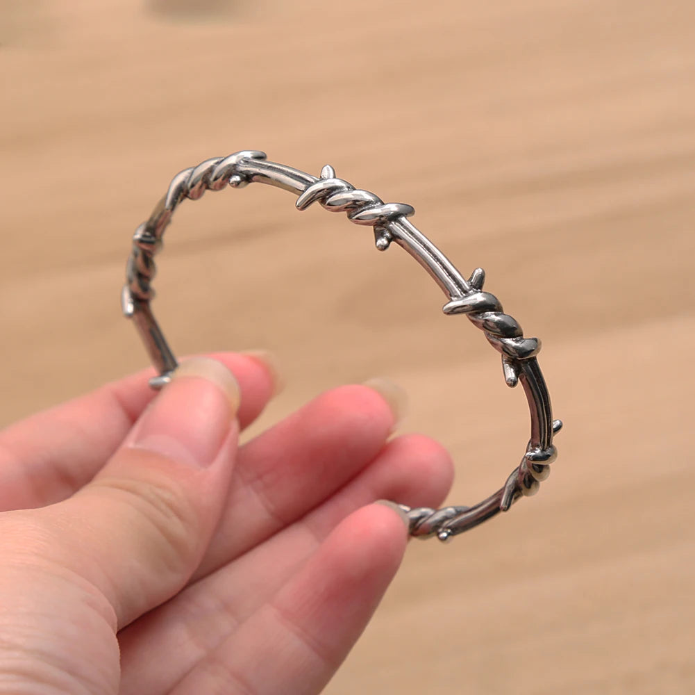 PENDRA Thornknot Twisted Thorn Ring