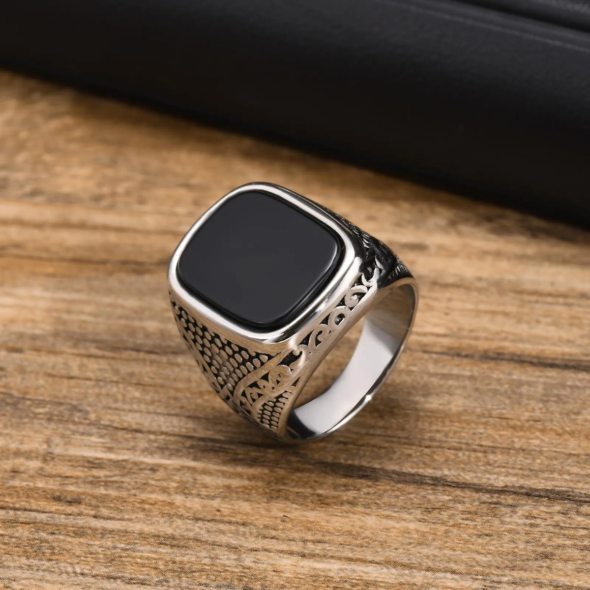 PENDRA Nerivara Signet Ring