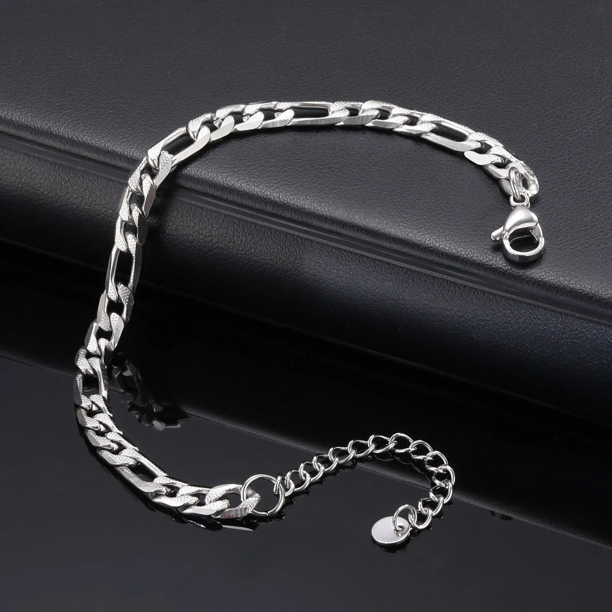 PENDRA Textured Figaro Bracelet