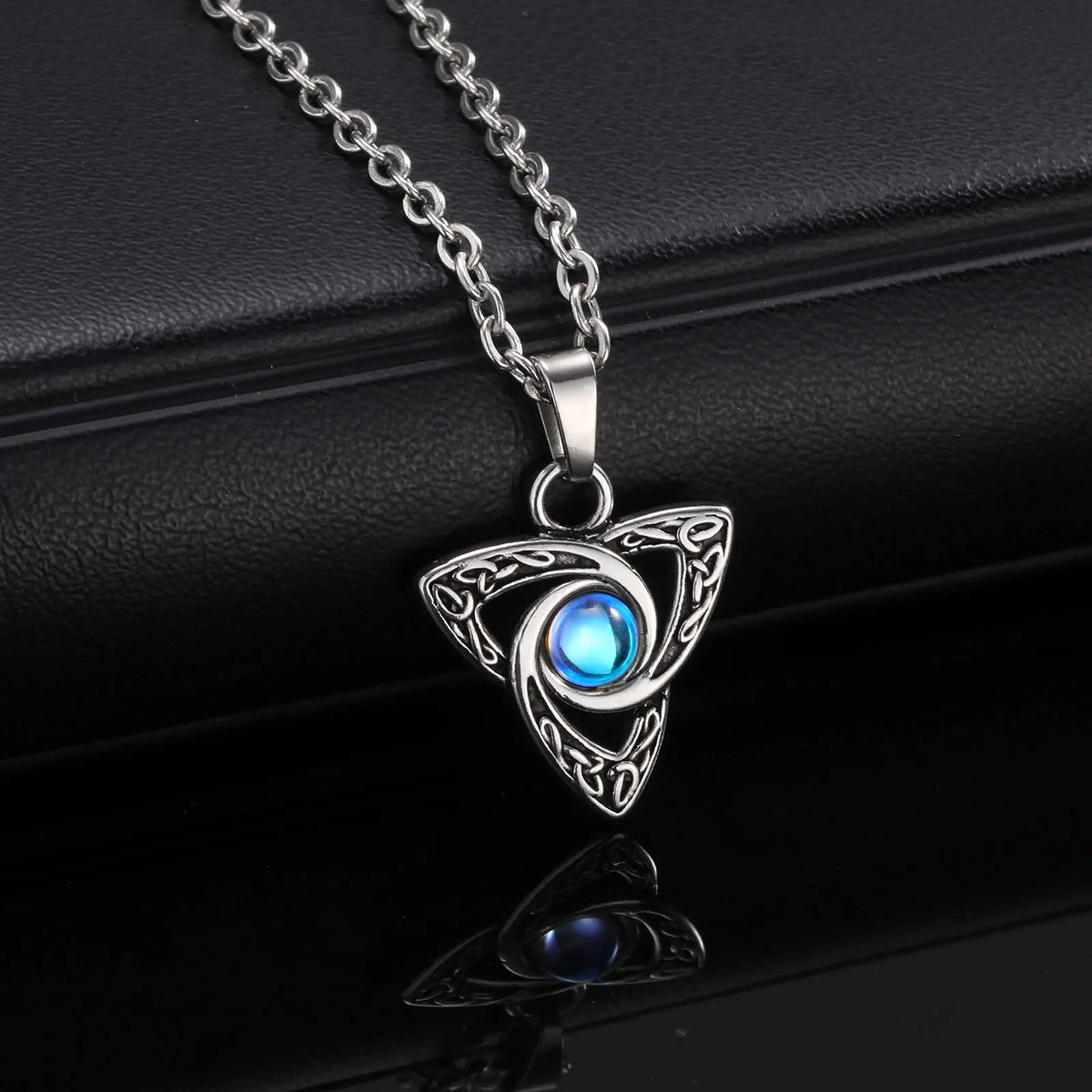 PENDRA Knot Moonstone Pendant Necklace