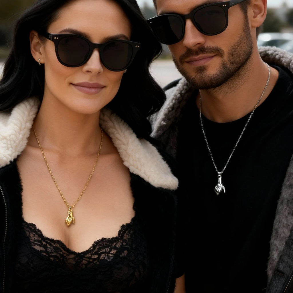 2pcs/set Hand in Hand Couple Necklace for Men Women,Magnetic Couples Metal Pendant Necklaace with Gift Cards,Valentine's Day