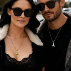 2pcs/set Hand in Hand Couple Necklace for Men Women,Magnetic Couples Metal Pendant Necklaace with Gift Cards,Valentine's Day