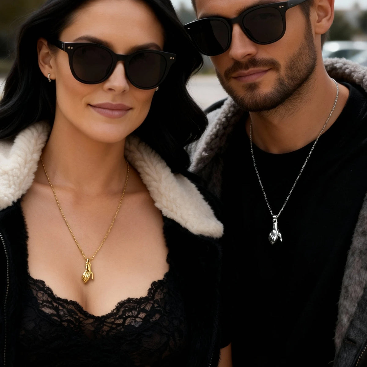 2pcs/set Hand in Hand Couple Necklace for Men Women,Magnetic Couples Metal Pendant Necklaace with Gift Cards,Valentine's Day