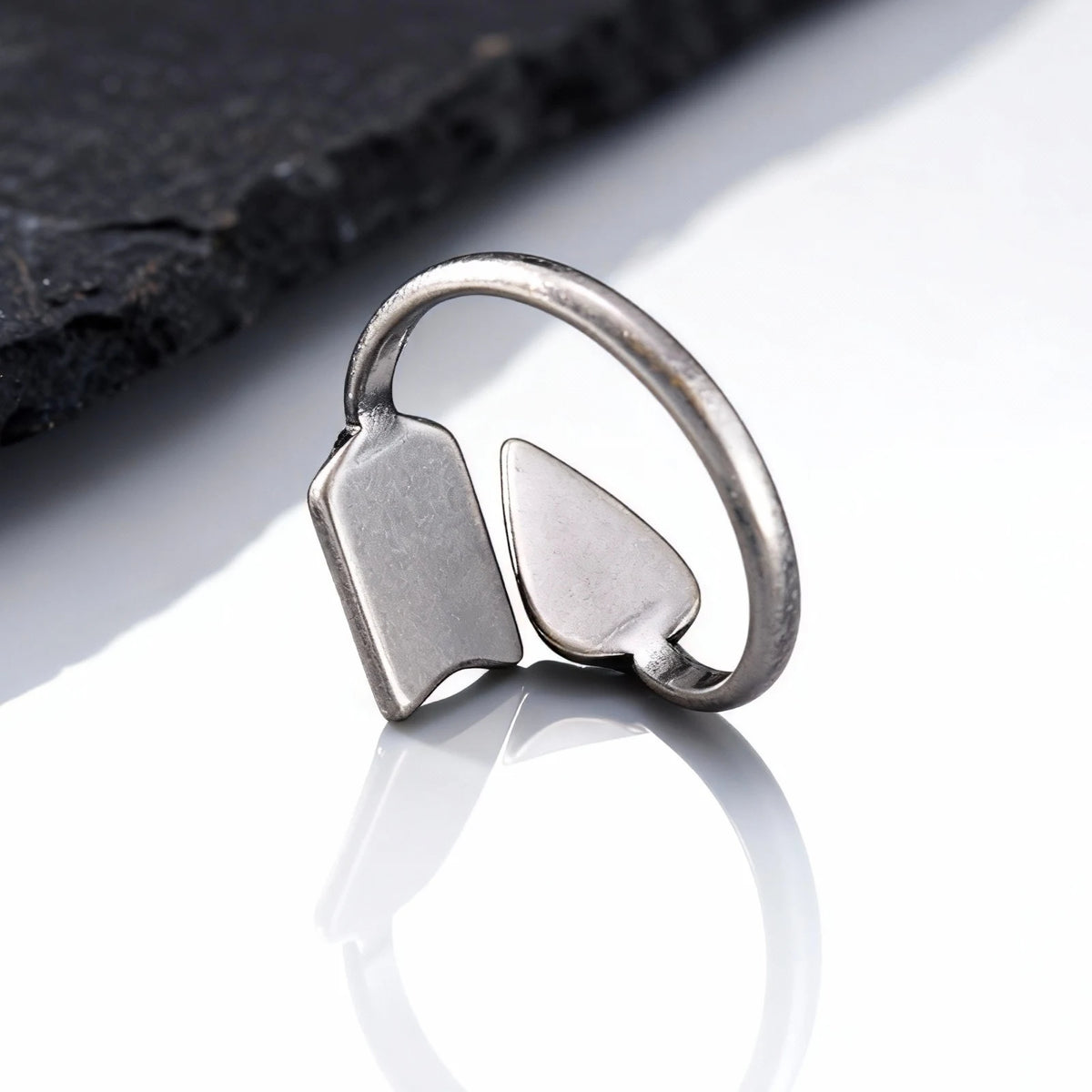 PENDRA Ravdell Arrow Motif Ring